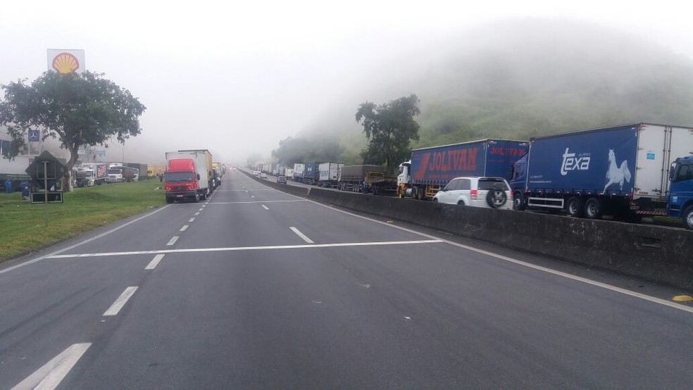 Via Dutra: manifestação de caminhoneiros entra no segundo dia nas rodovias do Sul do RJ (Foto: PRF/Divulgação)