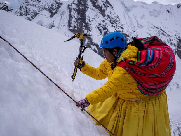 Integrante das Cholitas Escaladoras,bolivianas especialistas em escalada, durante expedição a Ausangate (Foto: Justen Bruns/ National Geographic)