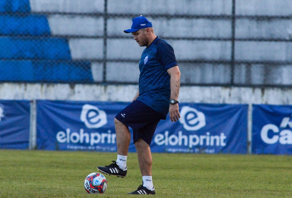 Mozart comanda nesta terça-feira único treino antes da partida contra a Ponte Preta — Foto: Augusto Oliveira/Ascom CSA