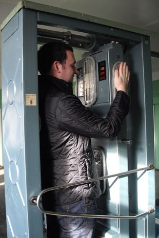 Turista passa por detector de radiação em Chernobyl (Foto: Dylan Harris/Arquivo pessoal)