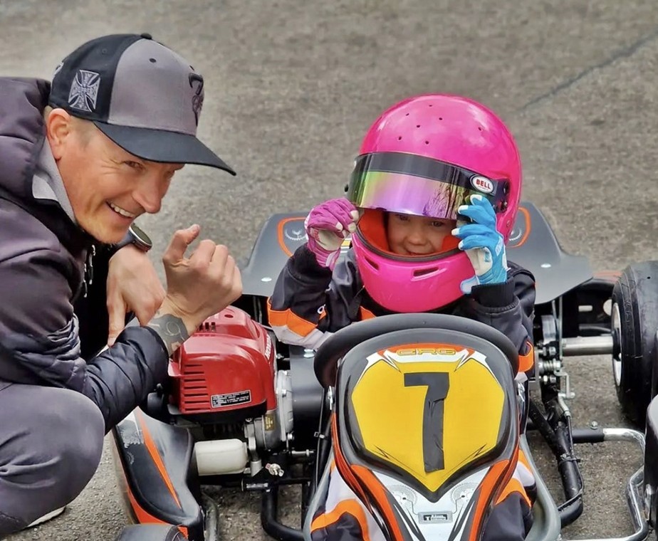 Raikkonen ensina a filha a andar de kart