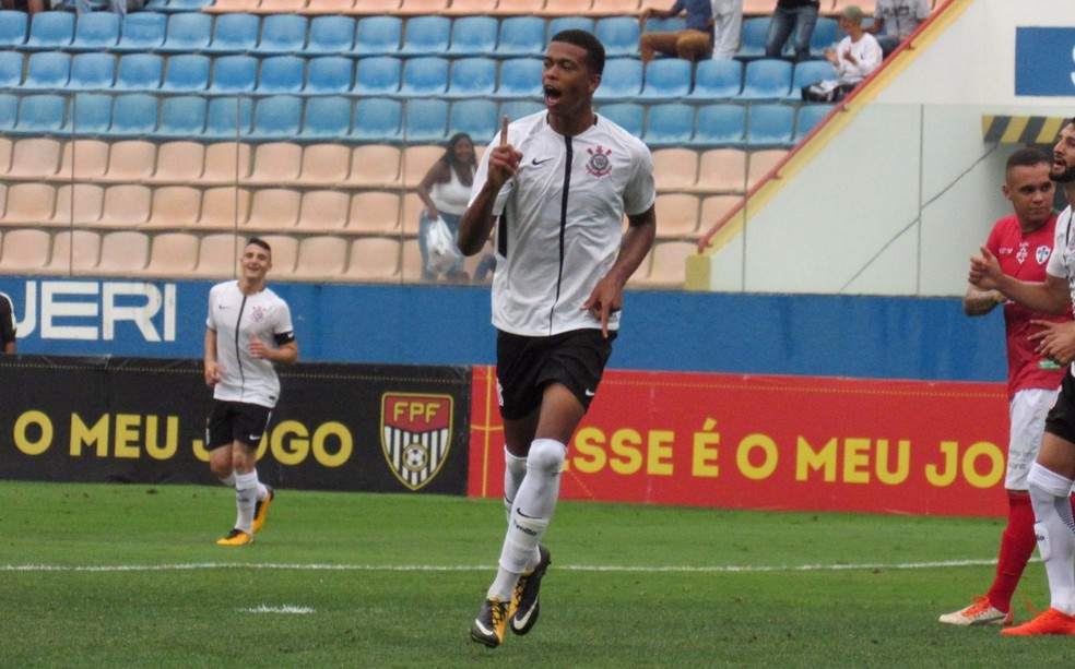 Vai ser utilizado? Artilheiro da Copinha de 2017, Carlinhos volta ao Corinthians e clube já tem planos para o jogador
