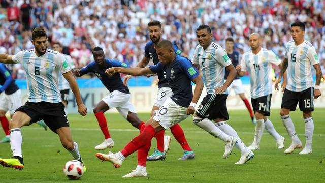 Mbappé chuta para virar o jogo para a França contra a Argentina em Kazan