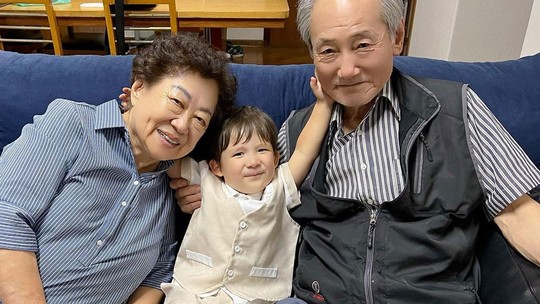 Pyong Lee encanta seguidores com foto de Jake com bisavós da Coreia