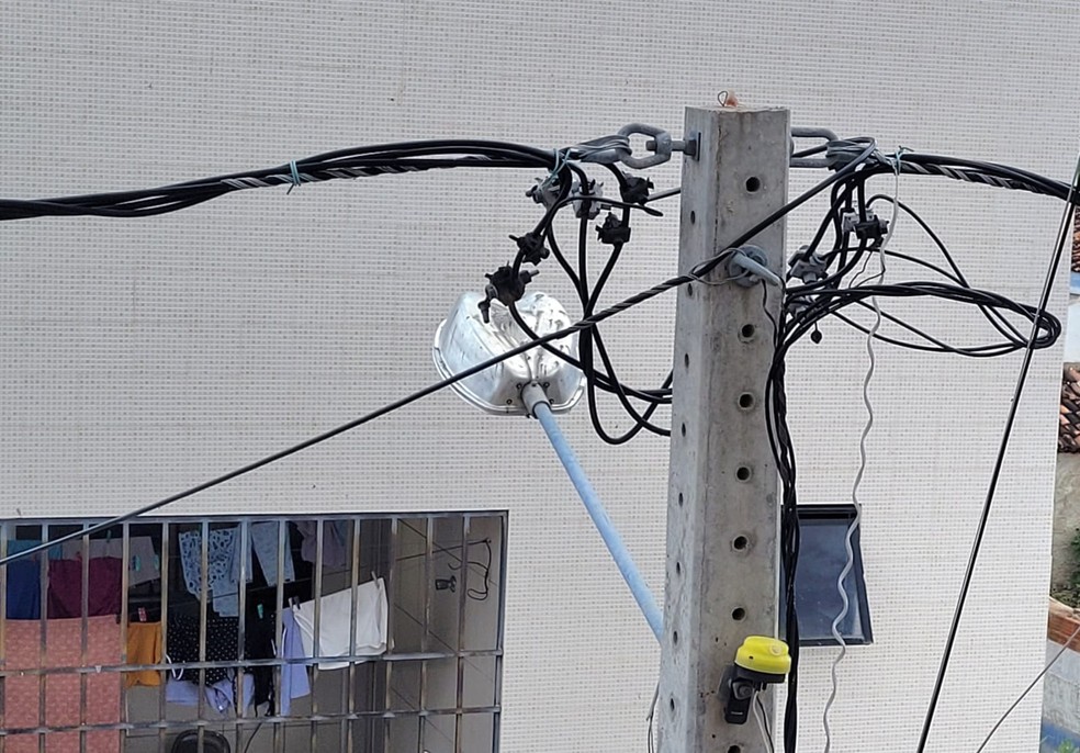Poste com fiação elétrica — Foto: Igor Jácome/g1 