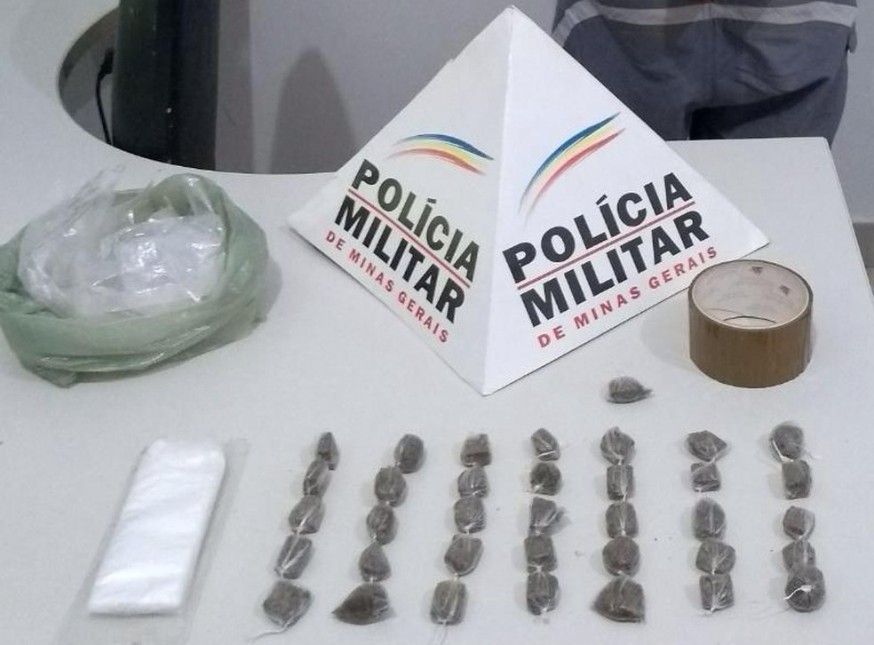 Polícia apreendeu 36 buchas de maconha — Foto: Polícia Militar/ Divulgação