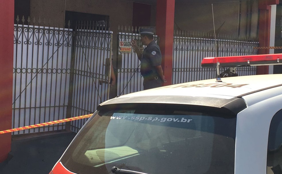 Homem se entregou após cerca de uma hora de negociação (Foto: Valmir Custódio/G1)