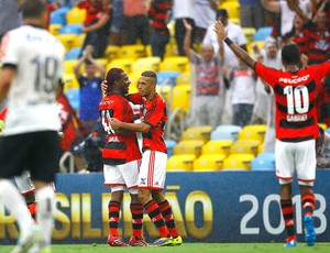 Roger Flores vê pequena falha do goleiro Walter em gol do Flamengo