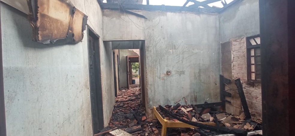 Incêndio destrói casa, mas bombeiros resgatam cães e coelho dos moradores em Ourinhos — Foto: Corpo de Bombeiros/Divulgação