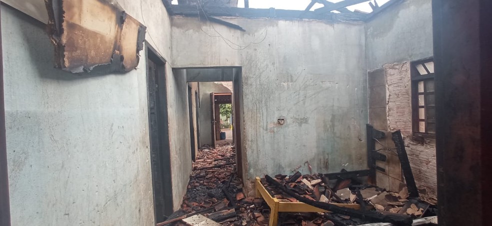 Incêndio destrói casa, mas bombeiros resgatam cães e coelho dos moradores em Ourinhos — Foto: Corpo de Bombeiros/Divulgação