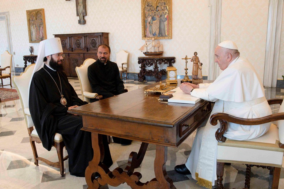 Papa Francisco durante encontro com o bispo russo Anthony Bishop — Foto: Vatican Media/­Handout via REUTERS 