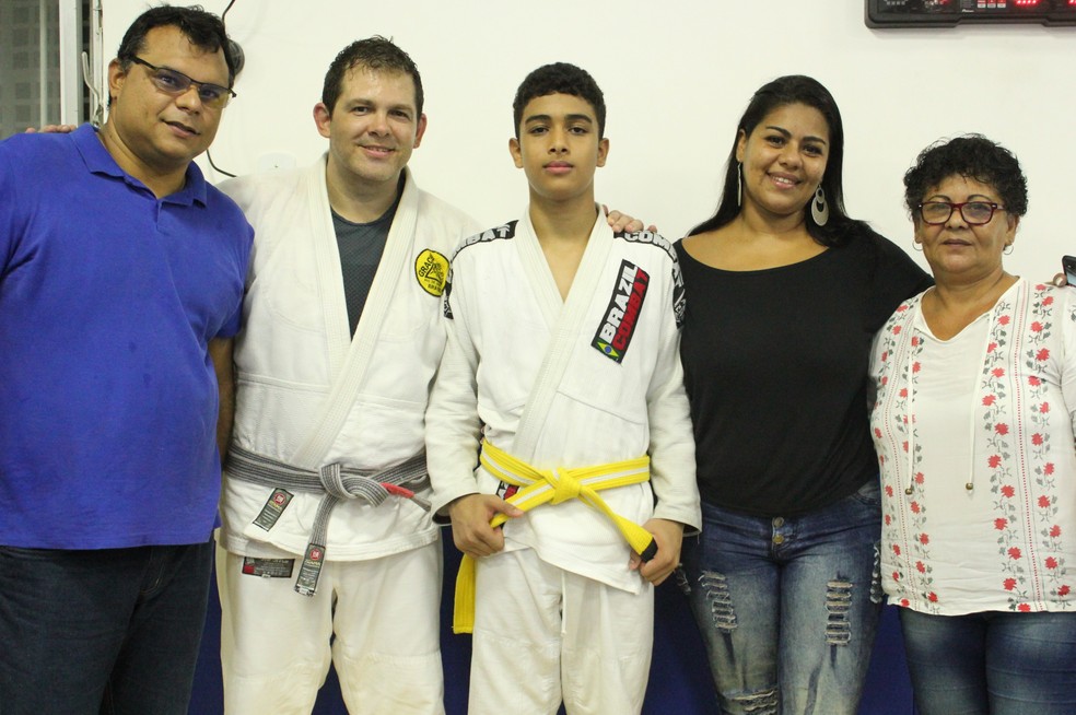 Com os pais e a avó, Ramon posa após treinar com seu médico, que é faixa-preta (Foto: Marcelo Barone)