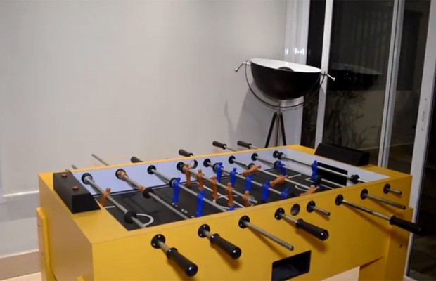 Henri Castelli tem mesa de pebolim em seu apartamento (Foto: Reprodução/Youtube)
