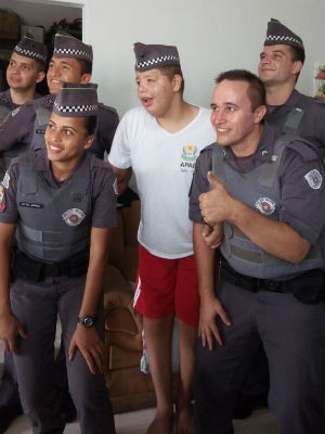 Policiais deram quepe para Murilo registrar a visita (Foto: Arquivo pessoal)