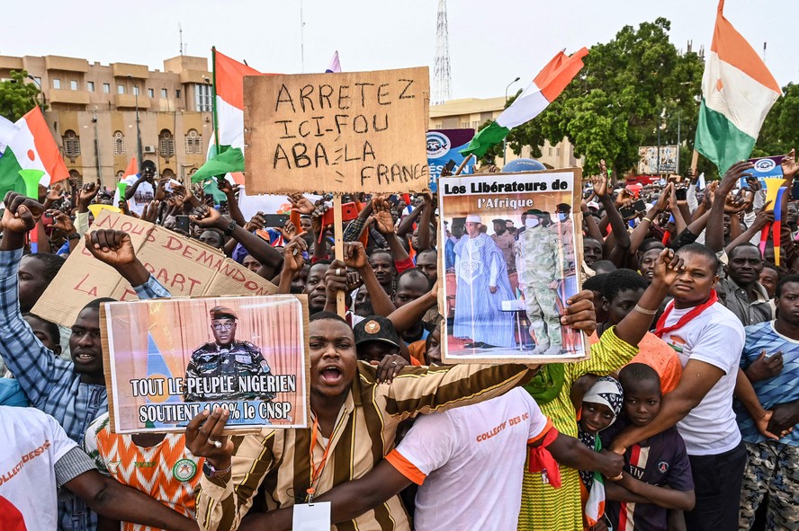 Apoiadores do golpe no Níger participam de manifestação no domingo com cartazes com foto do novo líder do país, general Abdourahamane Tchiani