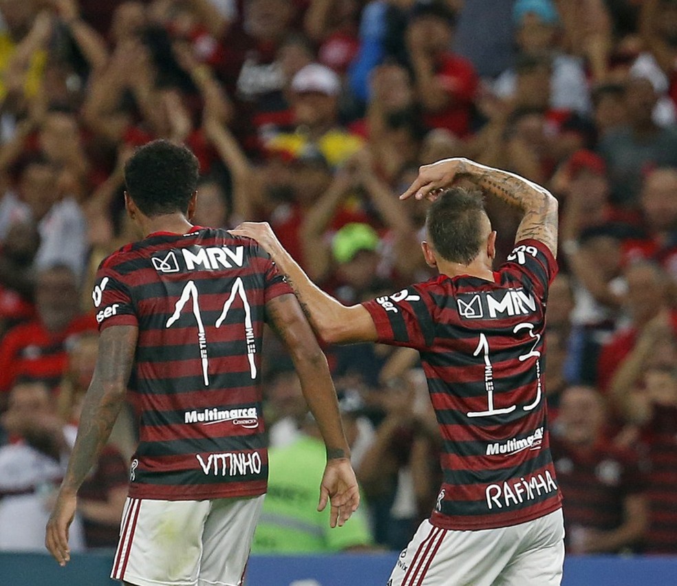 Rafinha aponta para Vitinho e cobra aplausos — Foto: Foto FC