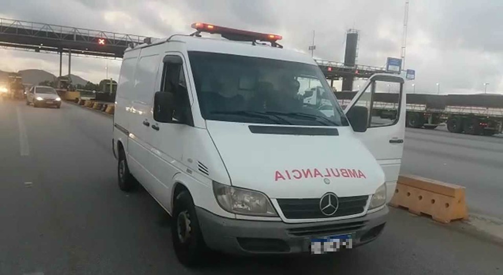 Ambulância foi flagrada em pedágio de Palhoça — Foto: Reprodução