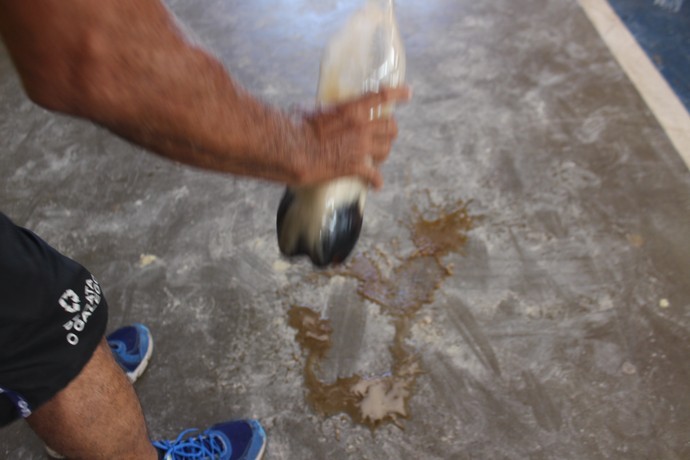 Chuteira futsal clearance escorregando