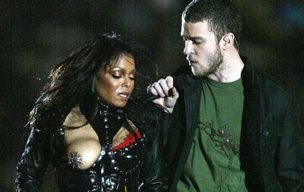 O caso de Janet Jackson com Justin Timberlake no Super Bowl de 2004 se tornou um clássico, apontado como o episódio que inaugurou a atual era conservadora da televisão dos EUA, em que toda nudez passou a ser castigada, ou melhor, censurada. Bem no verso final de uma música, em que Timberlake cantou 