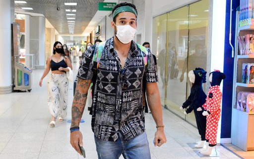 Arcrebiano posa com fãs e se surpreende com paparazzo em ...