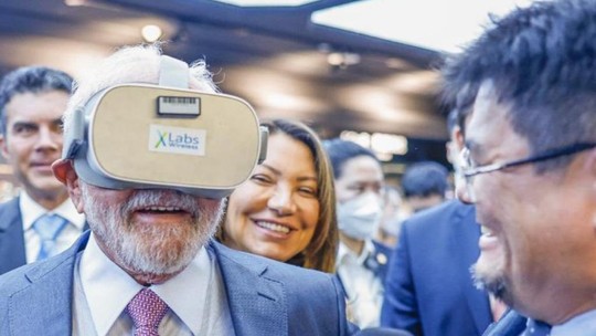 Lula publica, e depois deleta, foto com óculos de realidade virtual da Huawei em visita à China