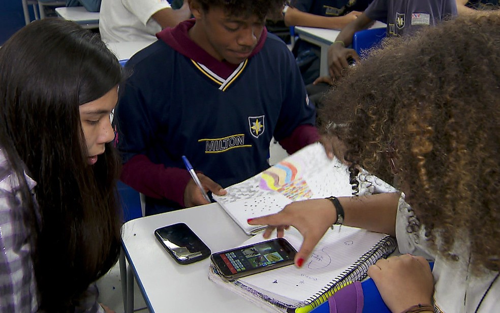 No Brasil, estudantes da rede pÃºblica usam celular em sala de aula (Foto: ReproduÃ§Ã£o/TV Globo/Arquivo)