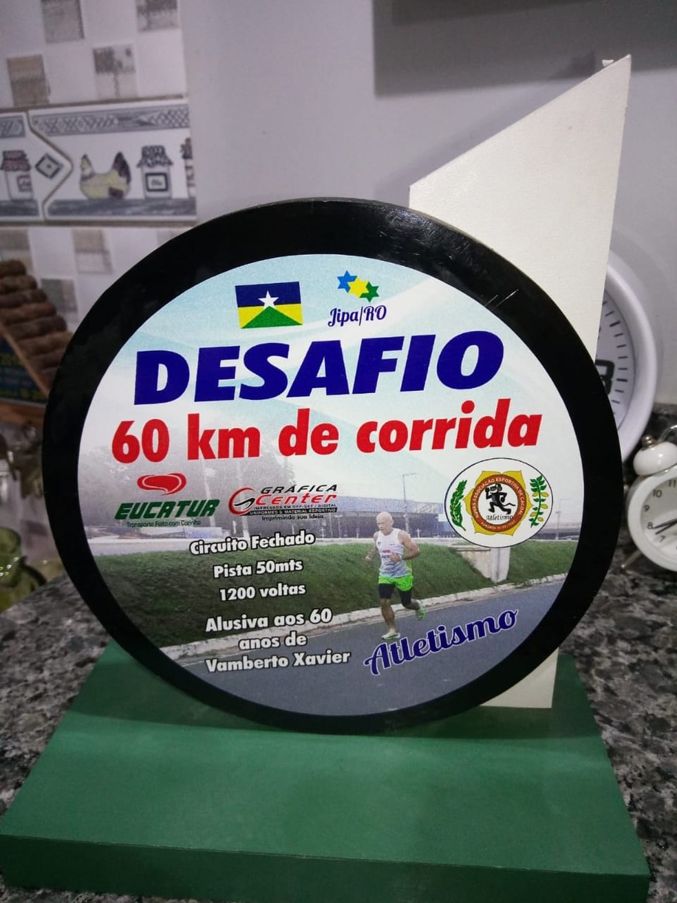 Vanberto produziu um troféu para comemorar a conclusão do desafio — Foto: Arquivo Pessoal
