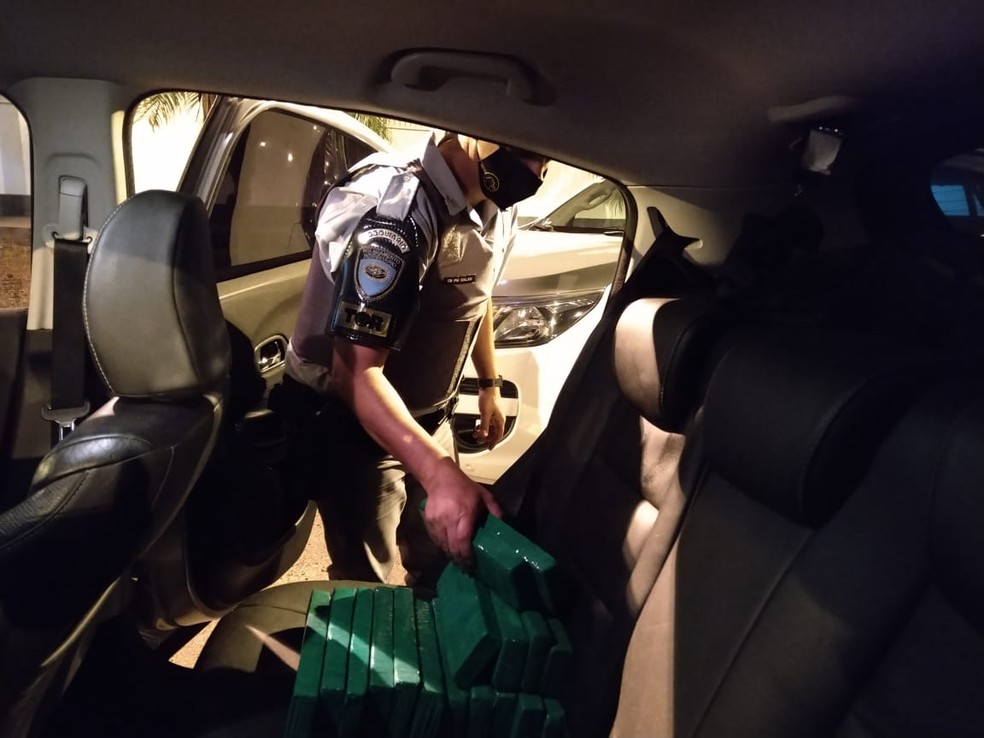 Motorista de 23 anos foi preso por tráfico de drogas na Rodovia Raposo Tavares em Ourinhos — Foto: Polícia Rodoviária/Divulgação