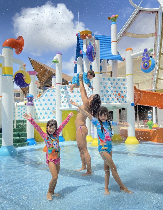 Kyra Gracie curte parque aquático com os filhos (Foto: Divulgação/Beach Park)