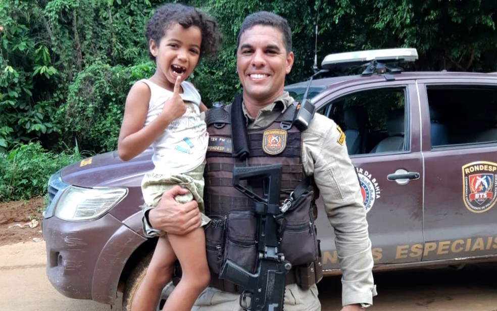 PM de Salvador viraliza na web após aparecer em vídeo extraindo dente de criança em Salvador — Foto: Divulgação/SSP-BA