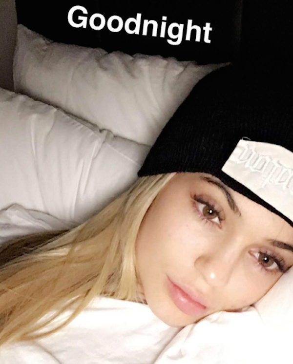 Antes de dormir, Kylie Jenner publicou uma selfie desejando boa noite aos seus seguidores (Foto: Instagram)