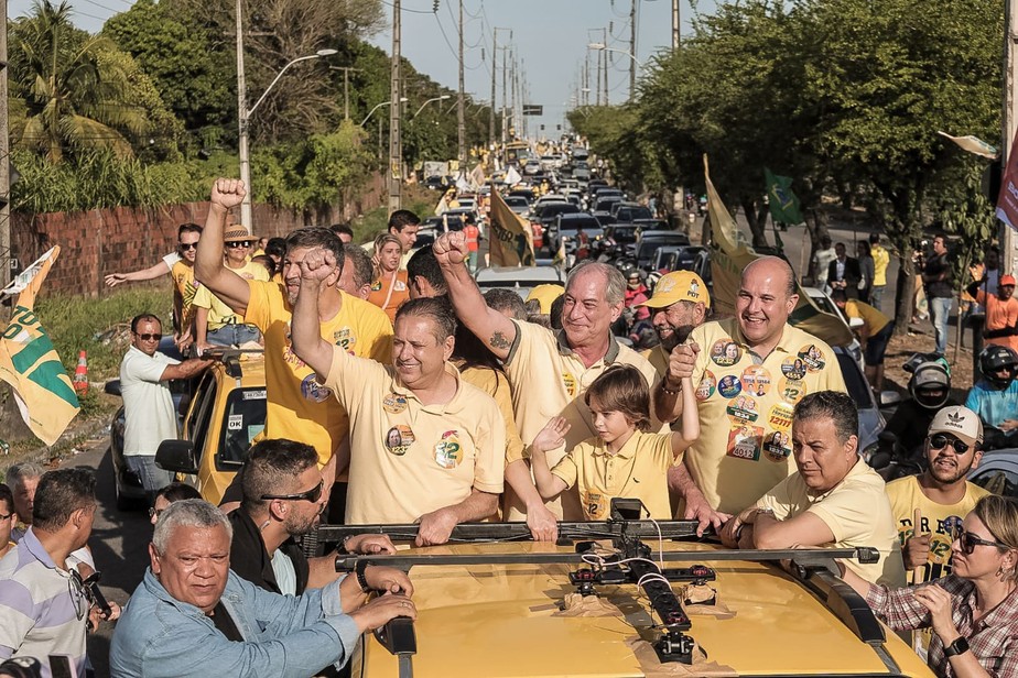 Ciro Gomes, candidato do PDT à Presidência, faz carreata em Fortaleza, no Ceará