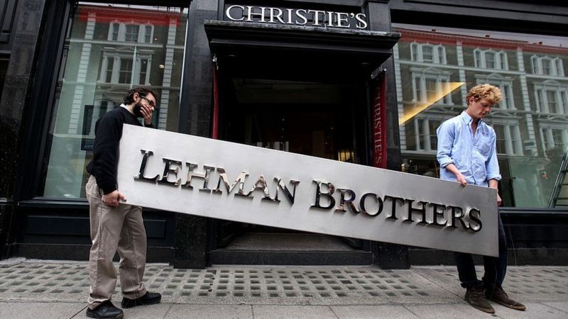 Crise de 2008 teve início com o estouro da bolha das hipotecas no mercado financeiro americano, que levou à falência do banco Lehman Brothers e à queda das bolsas e recessão em todo o mundo (Foto: Getty Images via BBC News)