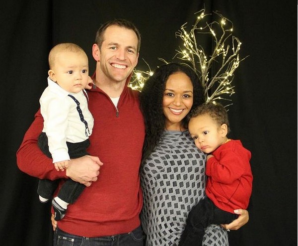 A ex-Miss Elizabeth Hunterton com o marido e os filhos (Foto: Instagram)
