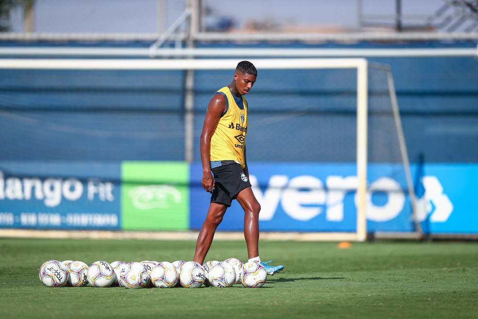 Jean Pyerre em treino do Grêmio — Foto: Lucas Uebel/Grêmio