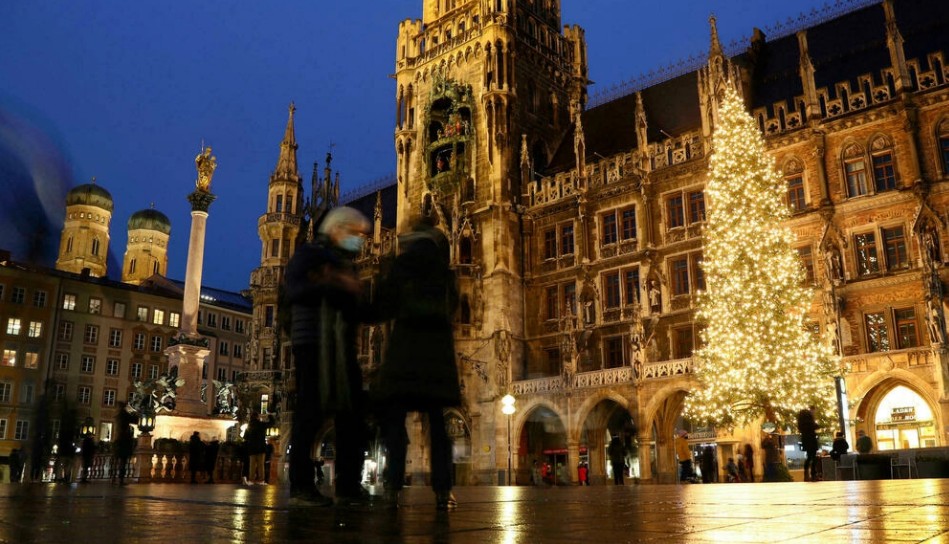 Uma árvore de Natal gigante, mas nenhum mercado de Natal, na famosa Marienplatz de Munique em dezembro do ano passado (Foto: Reprodução/Frace24.com)