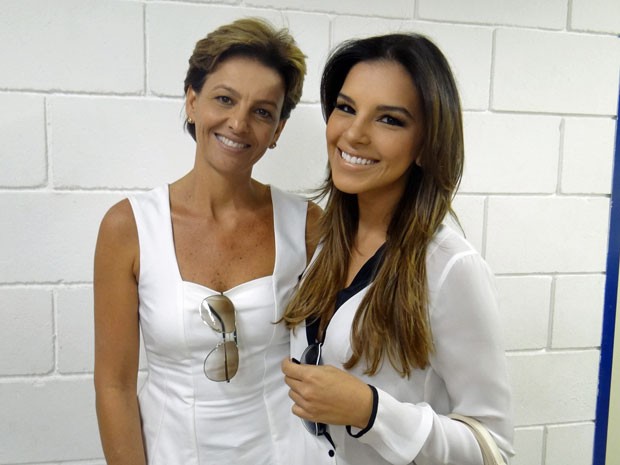Mariana Rios recebe a visita da mamãe Adriana em Salve Jorge (Foto: Salve Jorge/ TV Globo)