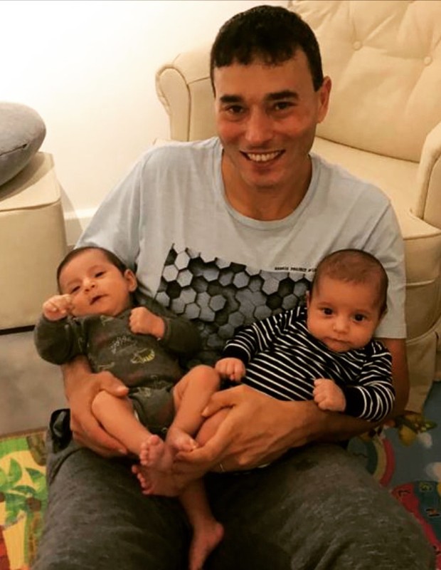 André Rozek com os gêmeos Pedro e João (Foto: Reprodução/Instagram)