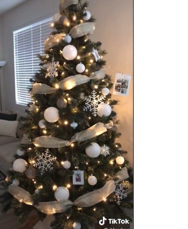 Você vai se surpreender com esse truque mega fácil e econômico para decorar árvores de Natal! (Foto: Reprodução / TikTok @chloeduya)