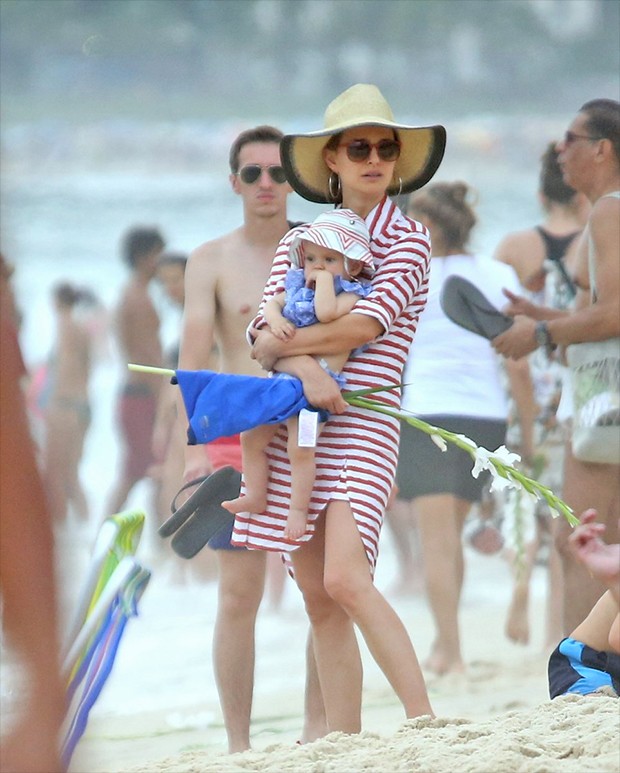 Natalie Portman passeia na Praia de Ipanema com a família (Foto: AgNews)