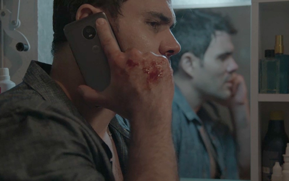 Em 'Amor de Mãe', Magno (Juliano Cazarré) descobre que está com o celular do homem que ele acha que matou — Foto: Globo