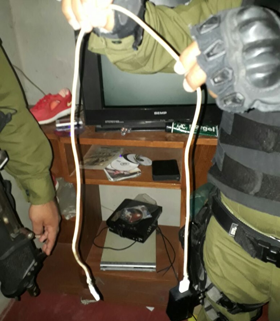 Jovem tinha conectado o carregador na tamada e usava o celular com o fone de ouvido durante a tempestade (Foto: Polícia Militar do Pará/Divulgação)