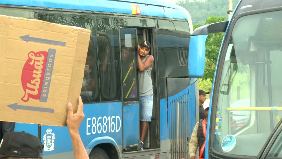 Homem viaja no BRT com porta aberta durante protesto em Guaratiba — Foto: Reprodução/TV Globo