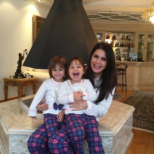 Natália Guimarães e as meninas curtindo o frio de pijamas iguais (Foto: Reprodução/ Instagram)