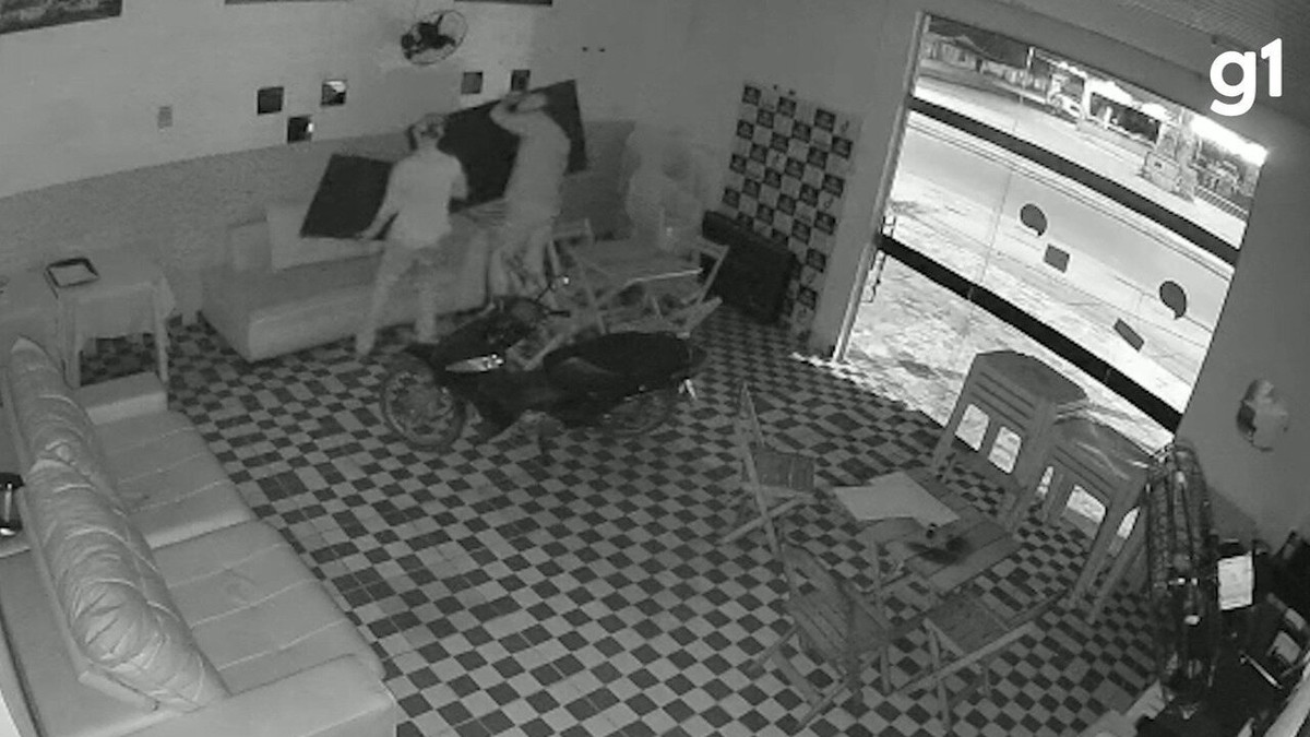 VÍDEO: Câmeras registram dupla fazendo furto dentro de lanchonete em Santarém