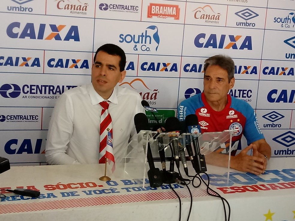 Treinador foi apresentado oficialmente pelo presidente do clube (Foto: Ruan Melo)