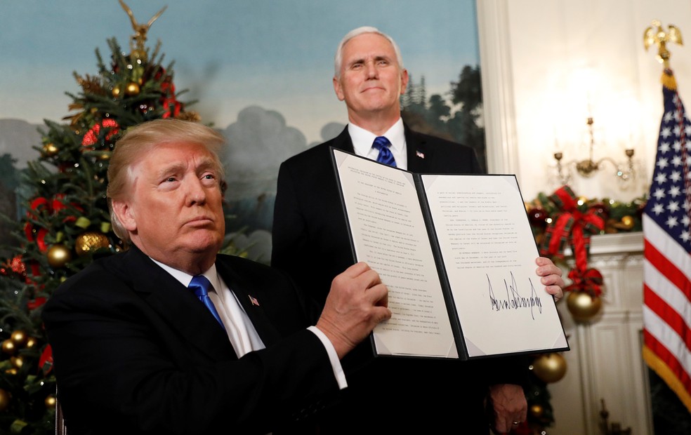 O presidente dos EUA, Donald Trump, exibe proclamação que reconhece Jerusalém como capital de Israel no dia 6 de dezembro na Casa Branca (Foto: Kevin Lamarque/ Reuters)