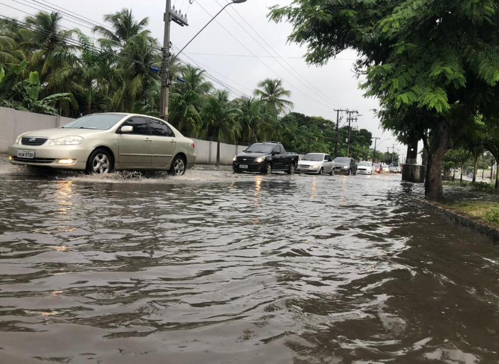 Avenida Perimetral no Bairro Messejana ficou alagada. Houve congestionamentos. — Foto: Marina Alves/TV Verdes Mares