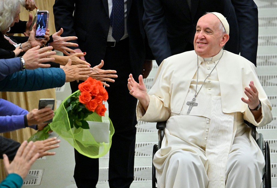 Papa Francisco saúda peregrinos durante a audiência geral na sala Paulo VI, no Vaticano