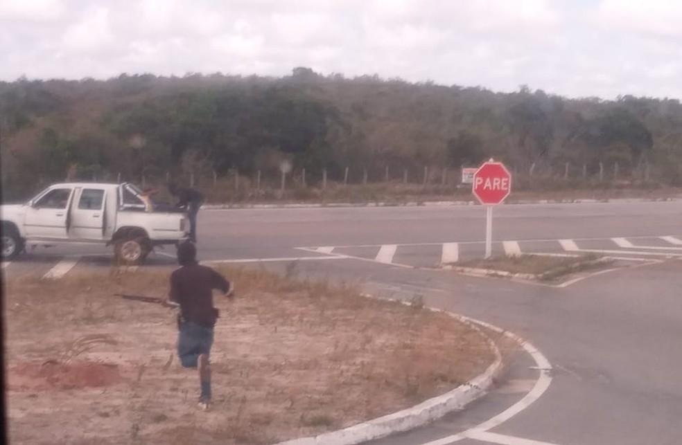 Bandidos fugiram após fazer um assalto em dois ônibus em Maxaranguape, litoral do RN — Foto: Redes Sociais